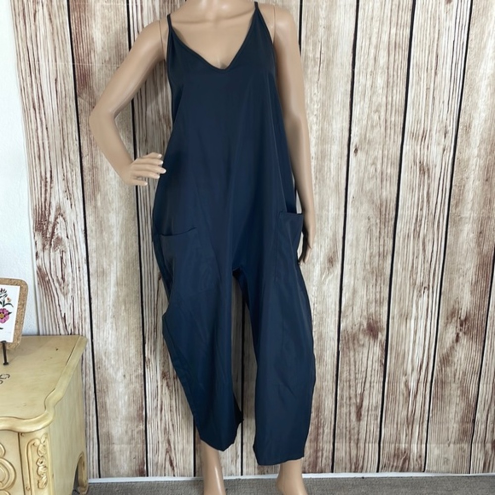 Gray v-neck solid loose fit jumpsuit with pockets & spaghetti straps Size Large